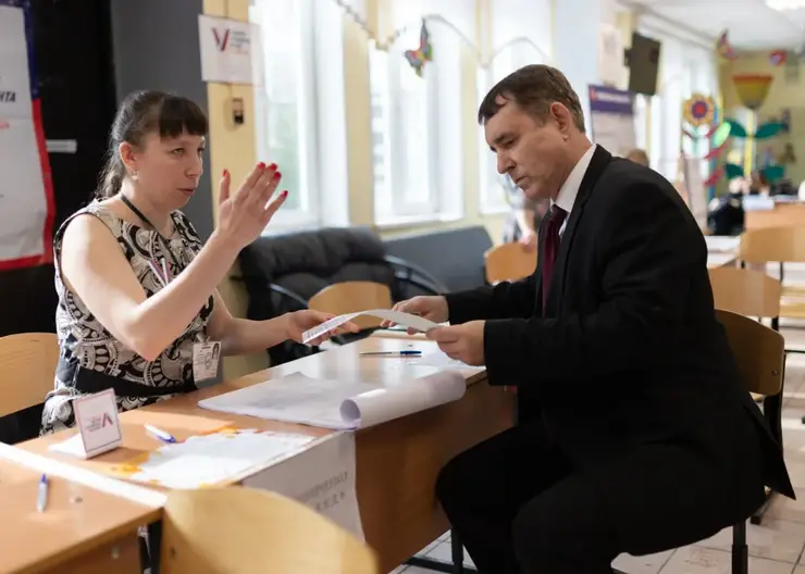 Первые заместители главы Красноярска проголосовали на выборах президента