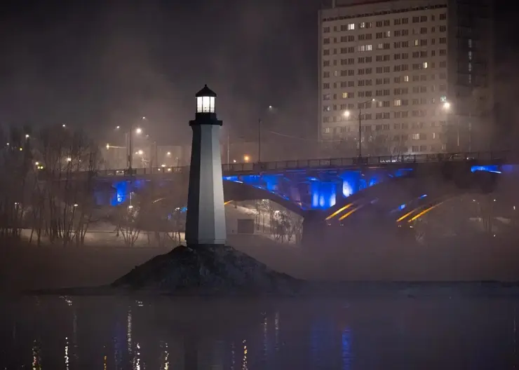 В Красноярске на острове Отдыха включили освещение на 10-метровом маяке
