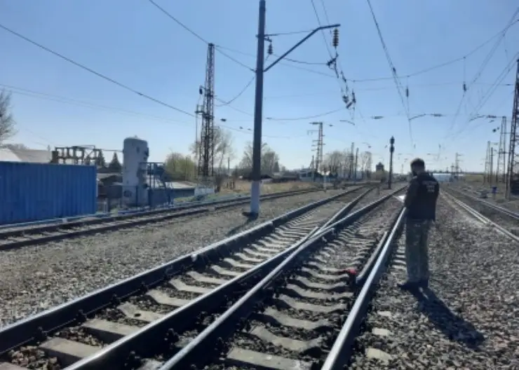 Под Красноярском грузовой поезд сбил двухлетнего мальчика