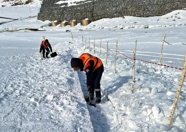 На Красноярском водохранилище перекопали несанкционированный выезд на лед