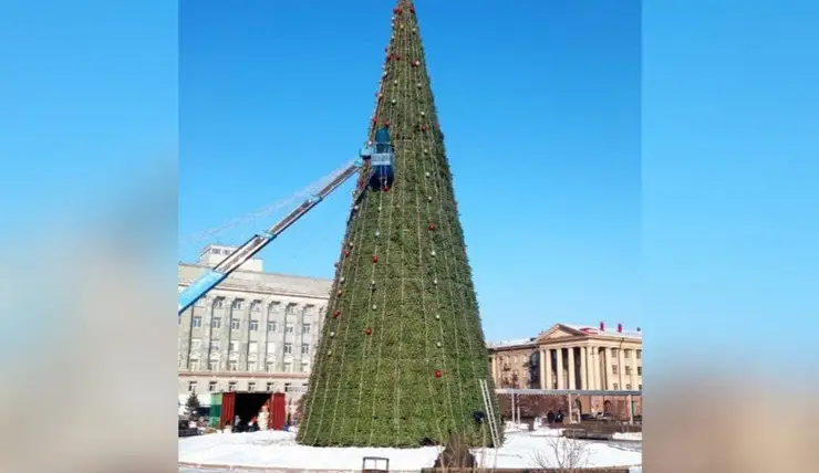 В Красноярске начали разбирать новогоднюю елку на площади Революции