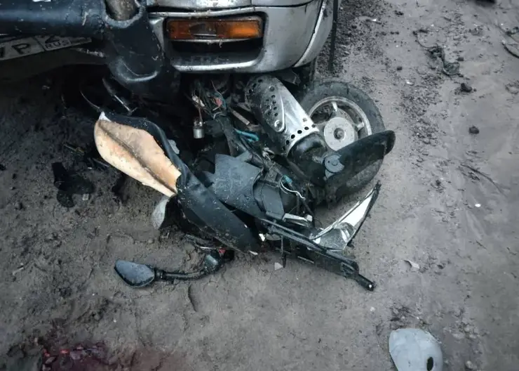 В Красноярском крае в ДТП погибли 19-летняя водитель мопеда и ее 10-летний пассажир