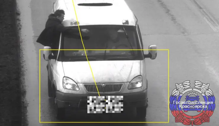 В Красноярске на улице Семафорной пассажир на полном ходу автомобиля вылез в окно и поправил дворники
