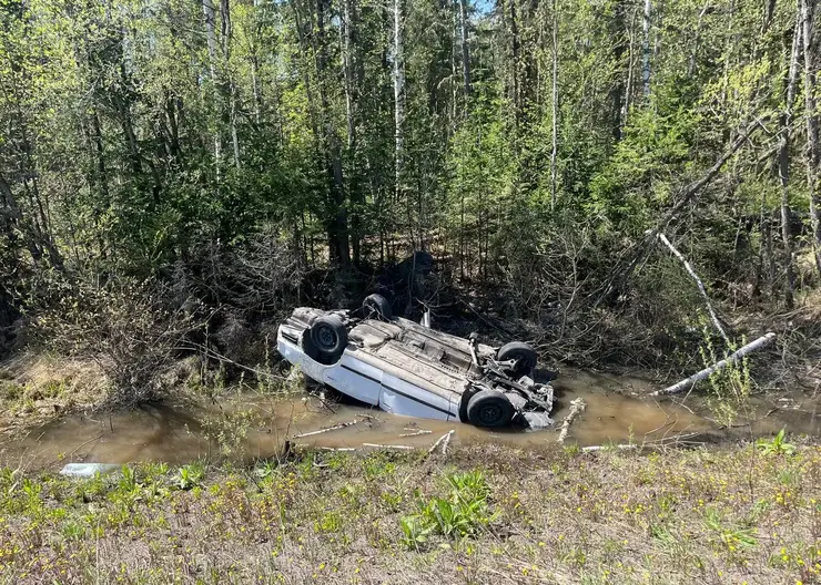 На трассе Красноярского края 29-летний пассажир «Тойоты» погиб в аварии с опрокидыванием