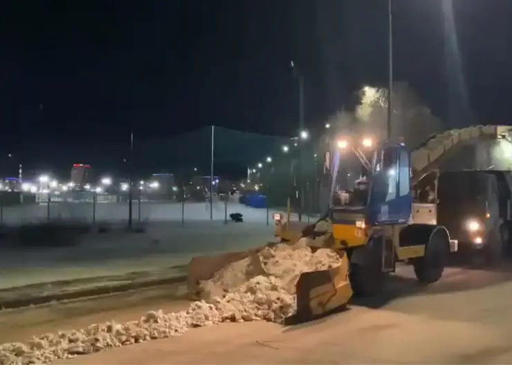 Улицы Красноярска в ночную смену очищали около 150 единиц техники