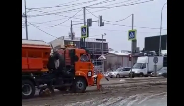 Дорожные службы Красноярска чистят дороги после пожара в ТЦ «Взлетка Plaza»