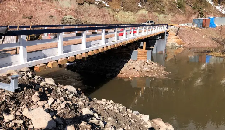 В Ирбейском районе восстанавливают разрушенный мост через реку Ягаш