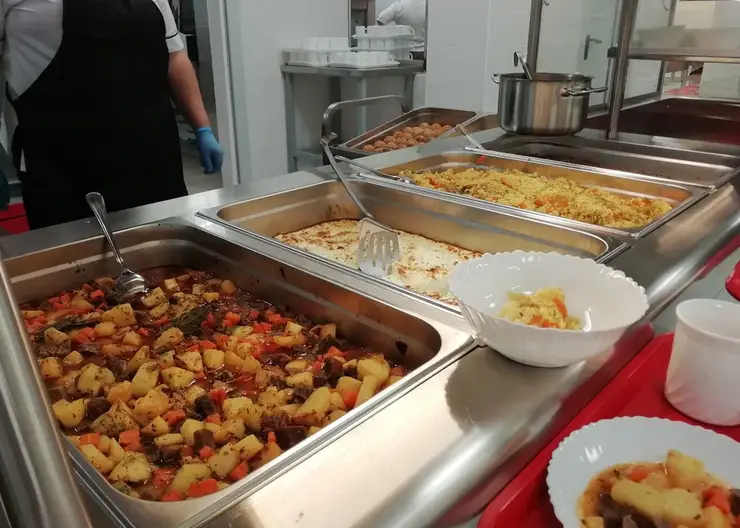 В Красноярске родители и эксперты проверили блюда нового оператора школьного питания