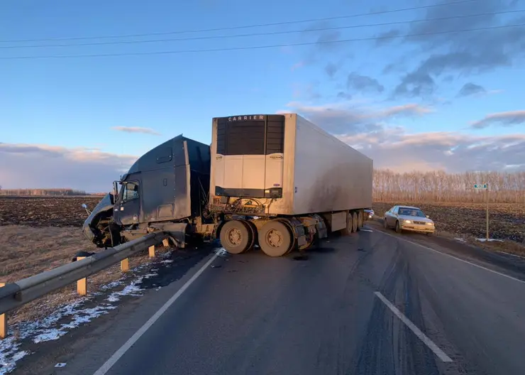 На трассе в Красноярском крае в столкновении двух машин погибла женщина-водитель