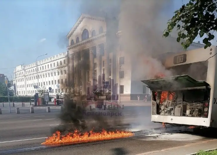 В центре Красноярска загорелся автобус