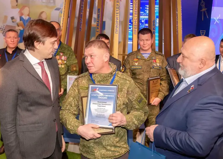 Учителя физкультуры и ОБЖ из Красноярского края наградили медалью «За воинскую доблесть»
