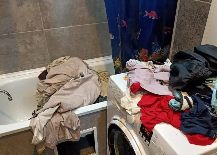 В Красноярском крае 21-летняя женщина оставила годовалых малышей одних в квартире и исчезла