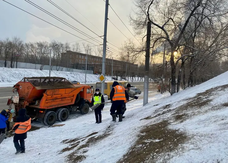 В Красноярске на Матросова засыпали песком стихийную горку около дороги