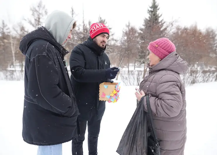 Жительницам Красноярска в сквере Серебряный дарили поздравления-сюрпризы с 8 Марта