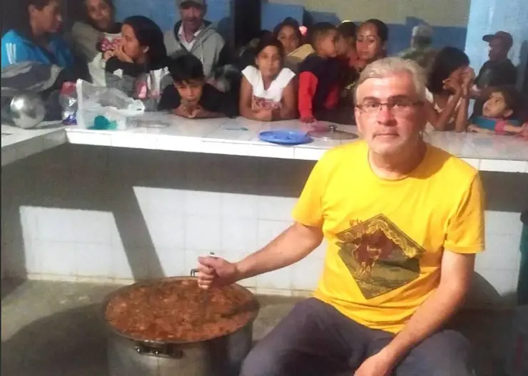 Красноярец в Венесуэле накормил борщом целую деревню