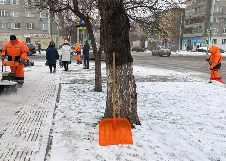 В Красноярске на борьбу со снегом 6 января направили 120 спецмашин
