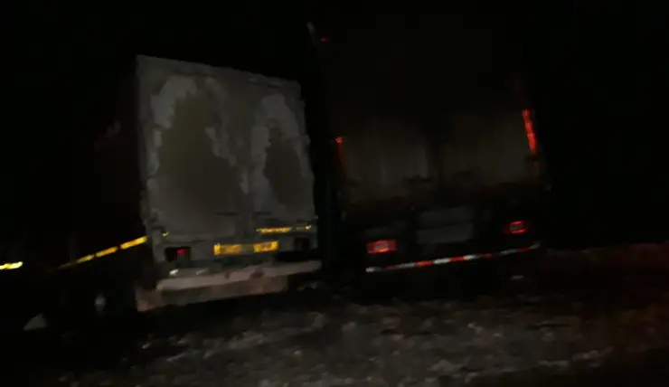 В Красноярском крае при столкновении двух грузовиков погиб один человек