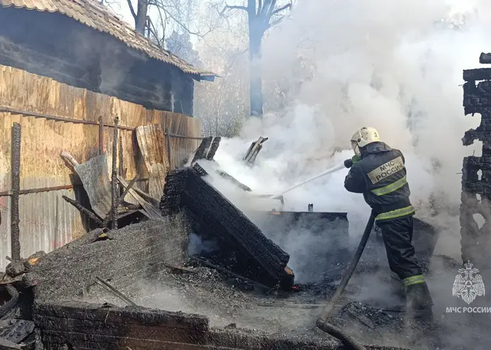 В Красноярске на улице Елены Стасовой горят жилые деревянные дома