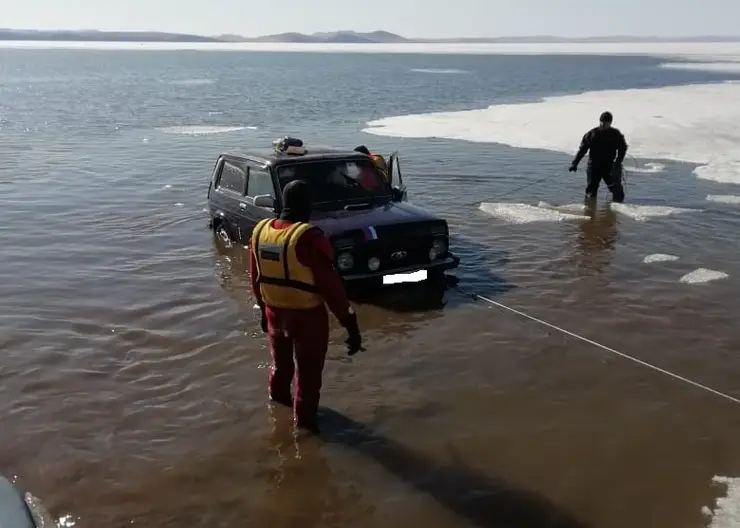 На Красноярском водохранилище спасатели вытащили провалившийся под лед автомобиль