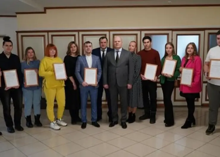 Более 100 красноярских сирот получили жилищные сертификаты