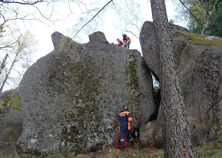 В Красноярске две туристки забрались на скалу на Столбах и не смогли спуститься