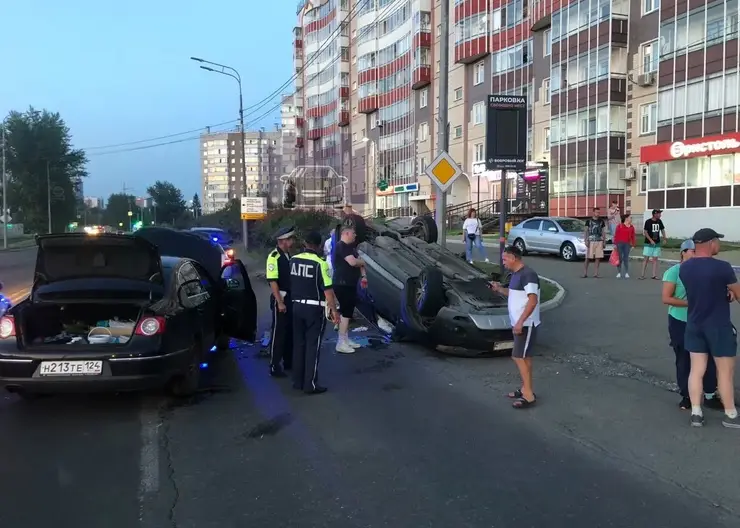 В Красноярске на улице Свердловской водитель не пропустил встречный автомобиль и перевернулся