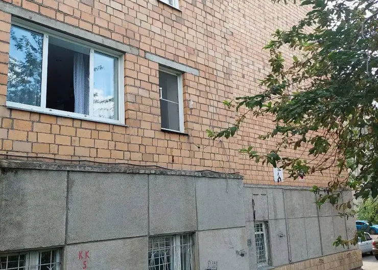 В Красноярске из окна третьего этажа выпал двухлетний мальчик