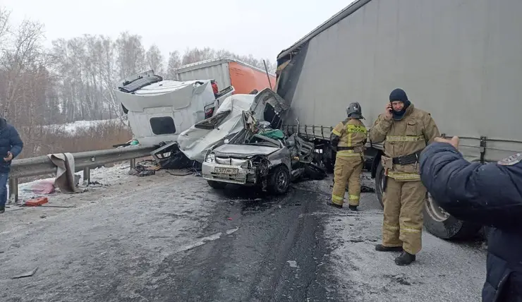 На трассе в Красноярском крае в ДТП с двумя фурами погиб 32-летний водитель
