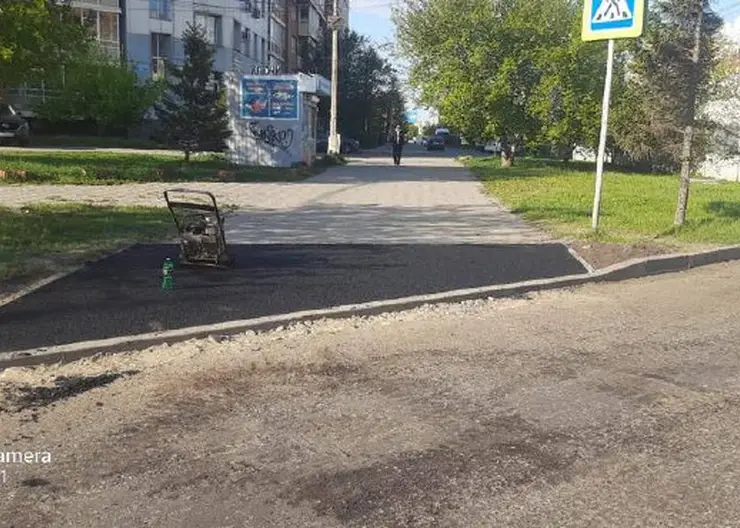 В Красноярске на улице Алексеева асфальтируют тротуары