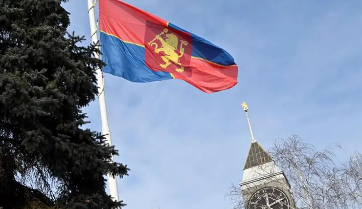 В Красноярске подняли флаг города в честь трехлетия со старта Универсиады-2019