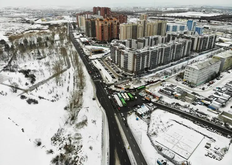 В Красноярске на улице Норильской с 17-го этажа упал подросток