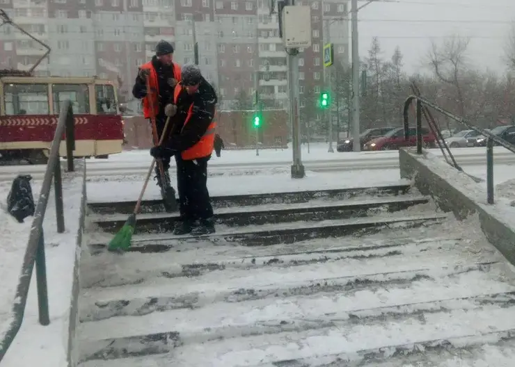 В Красноярске устраняют последствия снегопада