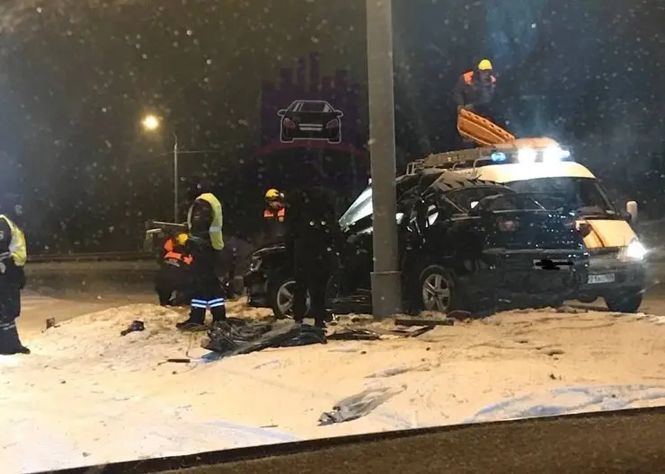 В Красноярске водитель не справился с управлением, влетел в столб и погиб