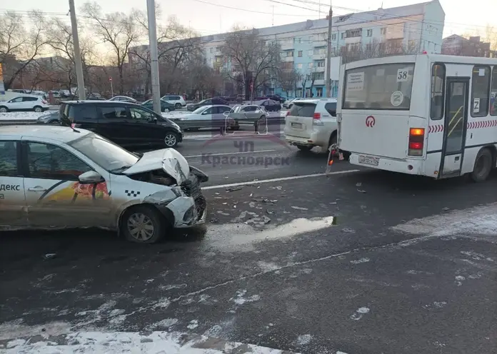 В Красноярске такси в ДТП повредило три машины и автобус