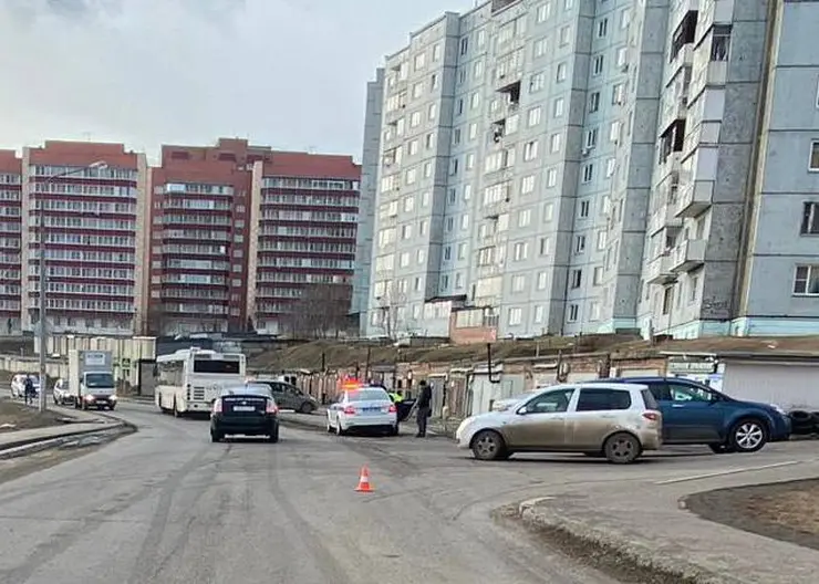В Красноярске школьник решил сократить путь и попал под машину