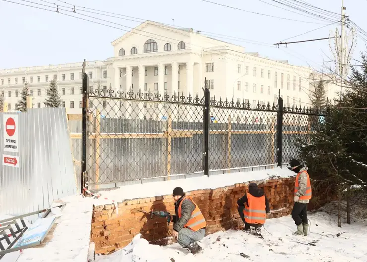 В Красноярске реставрируют историческую решетку Центрального парка