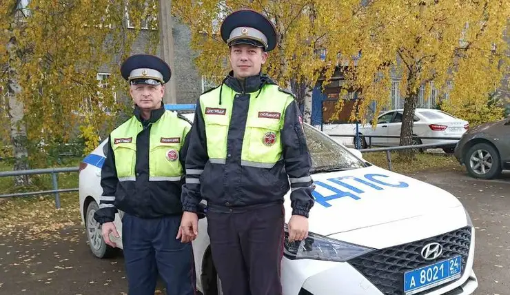 Полицейские Красноярска спасли при пожаре женщину с двумя детьми