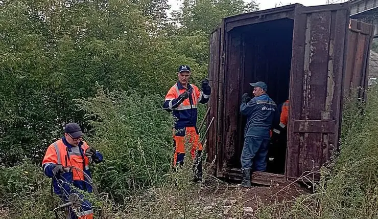 В Красноярске незаконные ассенизаторы устроили мусорный засор коллектора на Маерчака