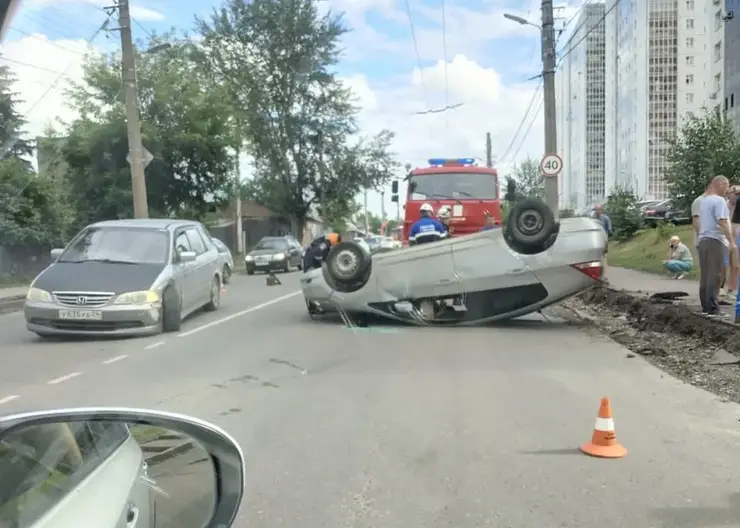 В Красноярске в аварии с перевернувшимся автомобилем на Киренского пострадали водитель и пассажир