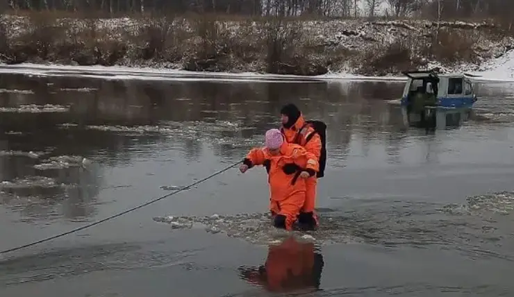 В Красноярском крае на реке Урюп застрял УАЗ с двумя человеками