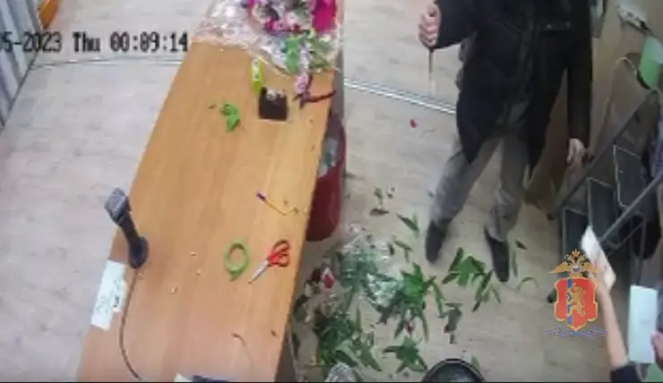 Красноярец напал на продавщицу цветочного магазина с ножом и похитил 10 тысяч рублей