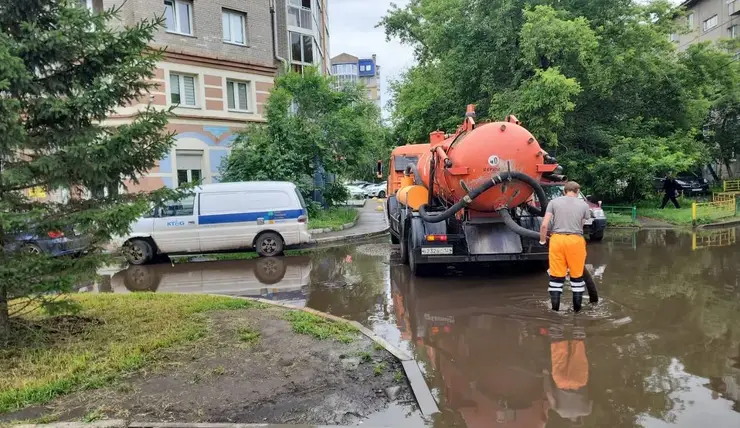 С улиц Красноярска начали откачивать дождевую воду