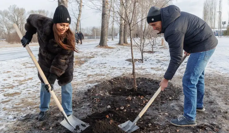 Олимпийская чемпионка Маргарита Мамун посадила дерево в Красноярске на Аллее чемпионов