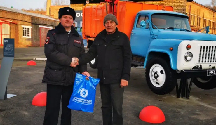 В Красноярске поздравили водителя с 45-ти летним безаварийным стажем