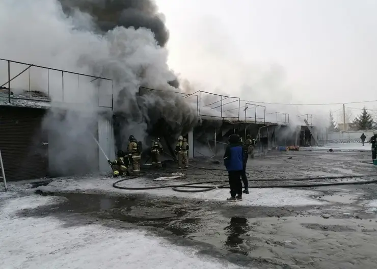 В Красноярске на рынке около КрасТЭЦ произошел пожар на складе мягких игрушек