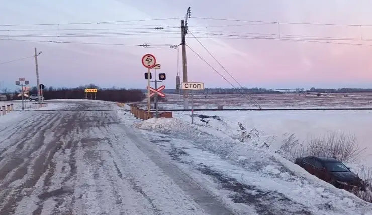 В Красноярском крае автомобиль пытался проехать перед поездом и попал в ДТП