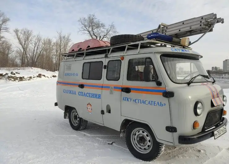 В Красноярском крае спасатели эвакуировали автомобиль с двумя мужчинами и ребёнком