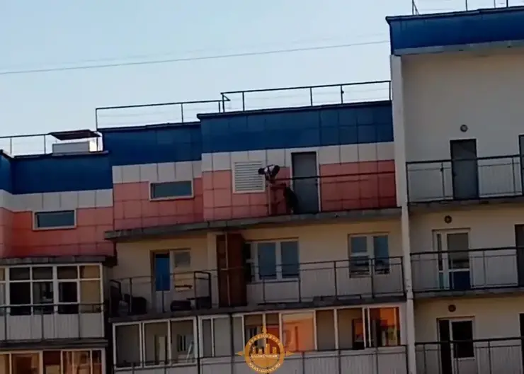 В красноярском Солнечном двое детей гуляли по козырьку 17-го этажа