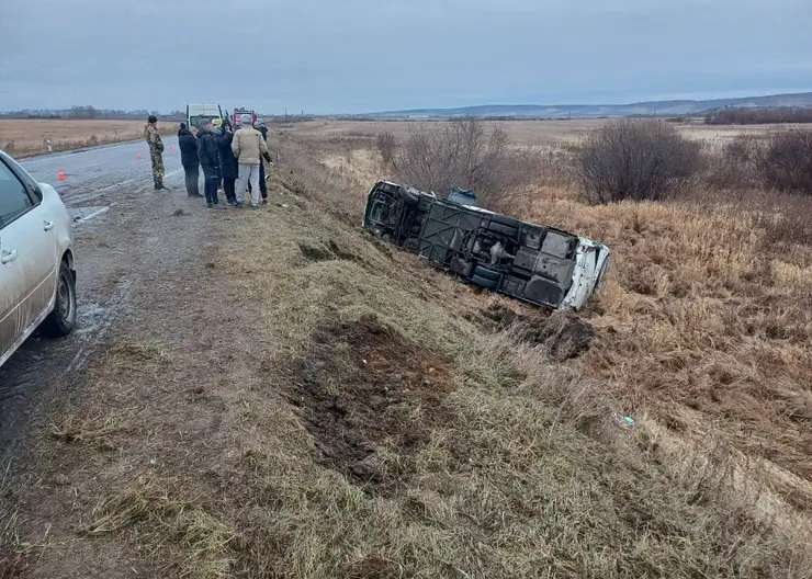 Девять пассажиров автобуса пострадали в аварии в Большемуртинском районе