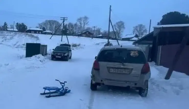 В Красноярском крае женщина-водитель «Тойоты» наехала на снегокат с 11-летним мальчиком
